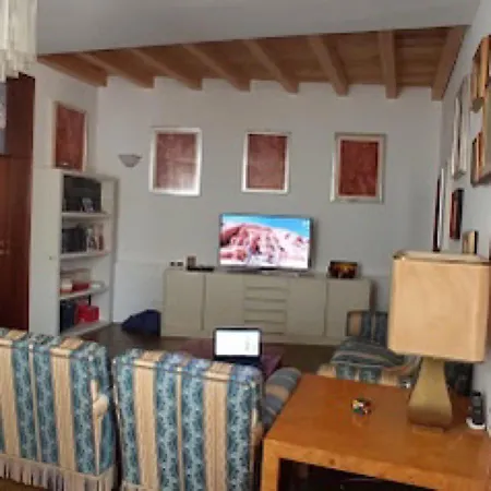 23 Guest house *